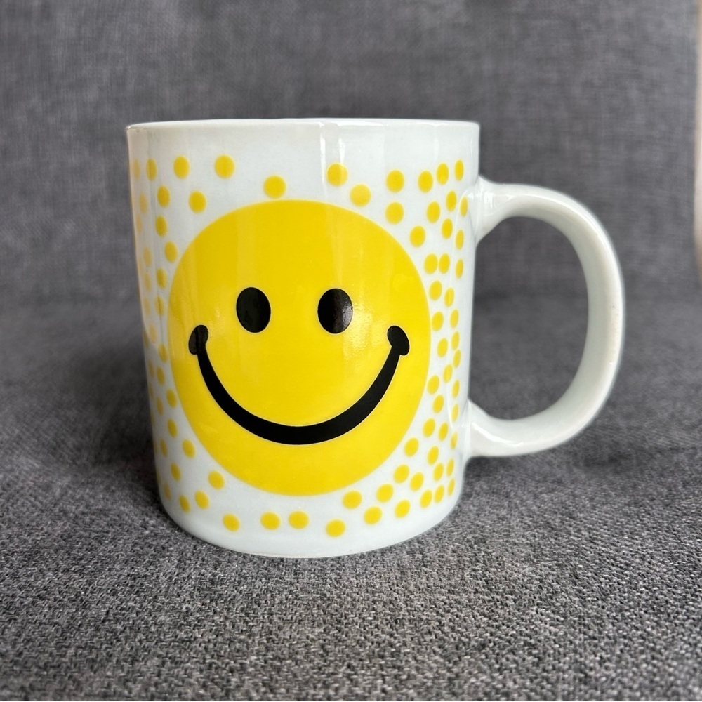 Mug White Yellow Black 10 oz